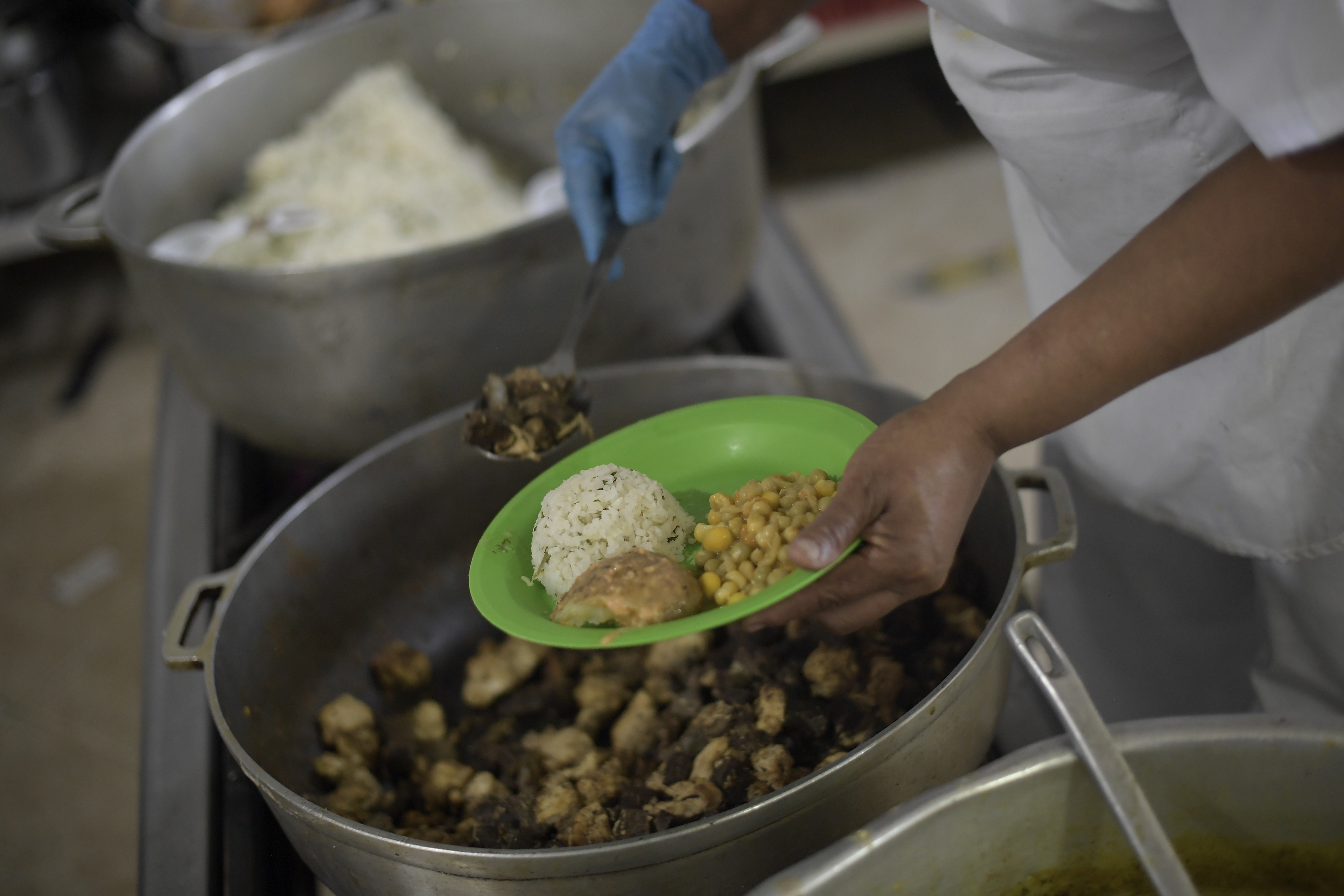Niños y adultos mayores, reciben alimento en el comedor comunitario del Barrio Pardo Rubio, Bogotá.