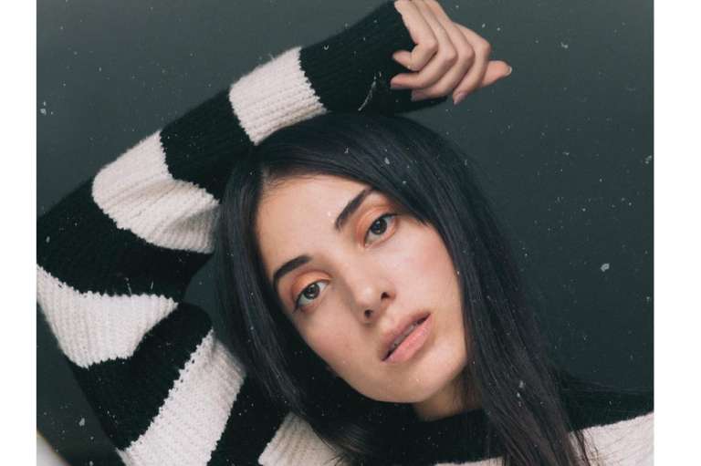 Karolayn Corzo es una fotógrafa y creadora audiovisual venezolana que se convirtió en la mano derecha de Llane, pues trabajan juntos. Es la encargada de la parte visual, videos, estética y vestimenta del cantante. Estudió Diseño Gráfico, aunque no terminó la carrera.