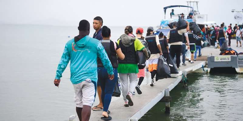 migrantes en las playas de necocli para comenzar su ruta migratoria