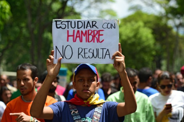 Niños y jóvenes abandonan estudios en una Venezuela en crisis