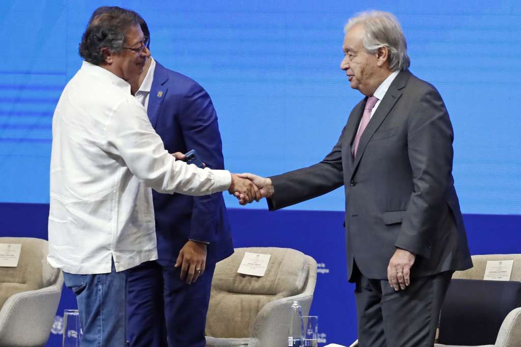 AME2592. CALI (COLOMBIA), 29/10/2024.- El presidente de Colombia, Gustavo Petro (i), saluda al secretario general de Naciones Unidas, António Guterres, al inicio del segmento de alto nivel de la Conferencia de la ONU sobre Biodiversidad Biológica (COP16) este martes, en Cali (Colombia). Guterres urgió este martes a "pasar de saquear a preservar" la biodiversidad y reclamó más compromiso a los países presentes en la COP16 que se celebra en Cali ya que "la supervivencia del planeta, y la nuestra, depende de ello". EFE/ Ernesto Guzmán Jr.