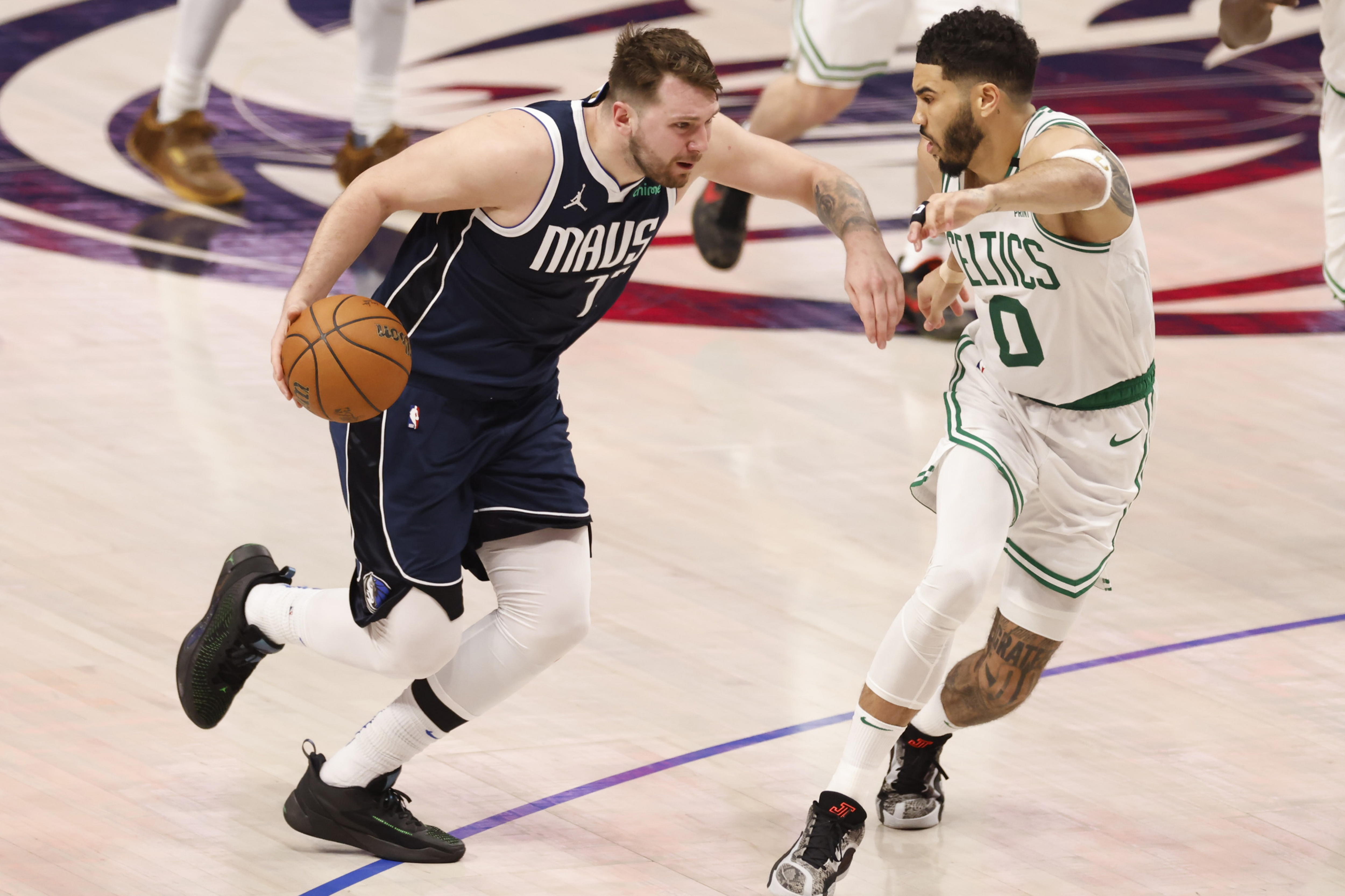 EA4087. ARLINGTON (ESTADOS UNIDOS), 16/06/2024.- Luka Doncic (i) de Dallas Mavericks disputa el balón con Jayson Tatum Boston Celtics durante la segunda parte del tercer partido de las Finales de la NBA, el 13 de junio del 2024, en Arlington, Texas (EEUU). La segunda semana de junio, del día 9 al 15, dejó en América el récord de la estadounidense Gretchen Walsh en natación, la definición del Abierto de golf de Estados Unidos y la llegada de Martín Lasarte al banquillo del Nacional en sustitución de Álvaro Recoba. EFE/EPA/ADAM DAVIS SHUTTERSTOCK OUT