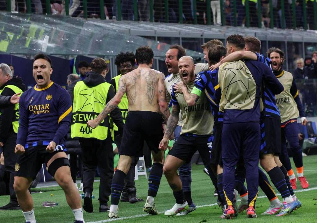 MILAN (Italy), 06/05/2025.- FC Inter's Francesco Acerbi (C) celebrates with his teammates after scoring the 3-3 goal during the UEFA Champions League semifinal 2nd leg soccer match between Inter Milan and FC Barcelona, in Milan, Italy, 06 May 2025. (Liga de Campeones, Italia) EFE/EPA/DANIEL DAL ZENNARO