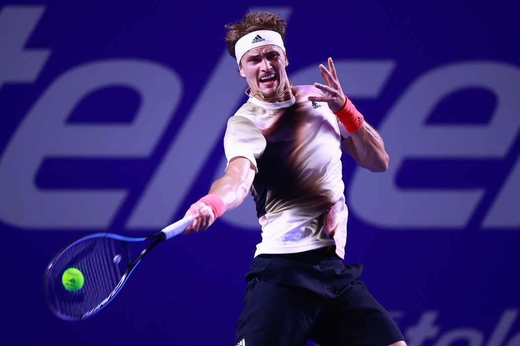 ACAPULCO (MÉXICO), 21/02/2022.-El tenista alemán Alexander Zverev devuelve una pelota a estadounidense Jenson Brooksby en su partido del partido del Abierto Mexicano de Tenis disputado este lunes en Acapulco (México). EFE/David Guzmán González
