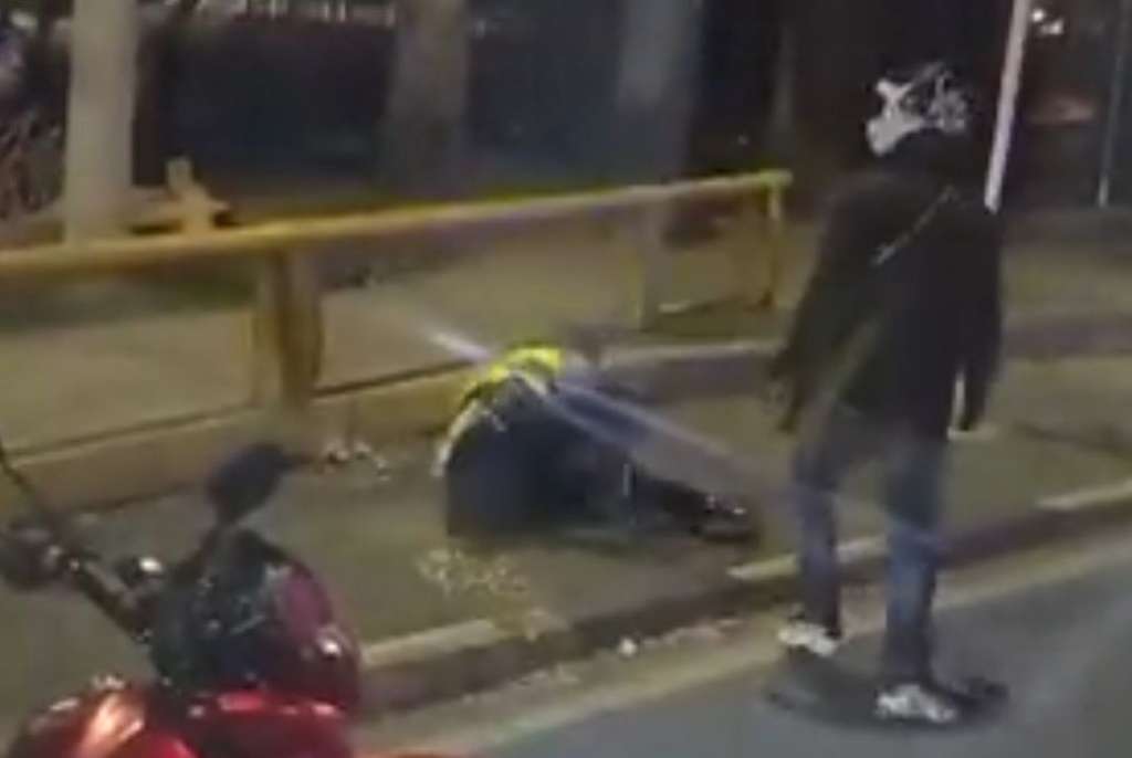 Durante un operativo de control el motociclista golpeó en repetidas ocasiones al agente de tránsito hasta dejarlo en el piso.