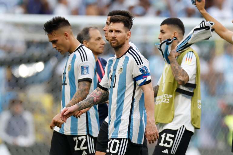 GR2008. LUSAIL (CATAR), 22/11/2022.- Lionel Messi (c) de Argentina y sus compañeros salen del campo hoy, al final de un partido de la fase de grupos del Mundial de Fútbol Qatar 2022 entre Argentina y Arabia Saudita en el estadio de Lusail (Catar). EFE/ Juan Ignacio Roncoroni
