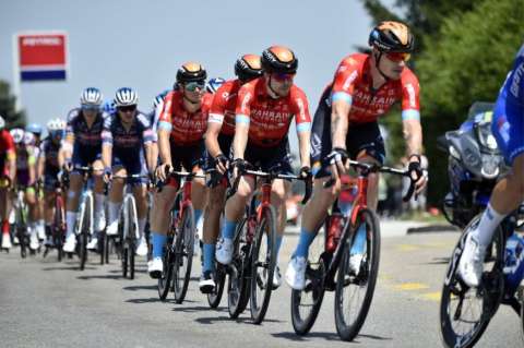 ¿Sospecha de dopaje? Policía hizo registro sorpresa al Bahrain a días del Tour