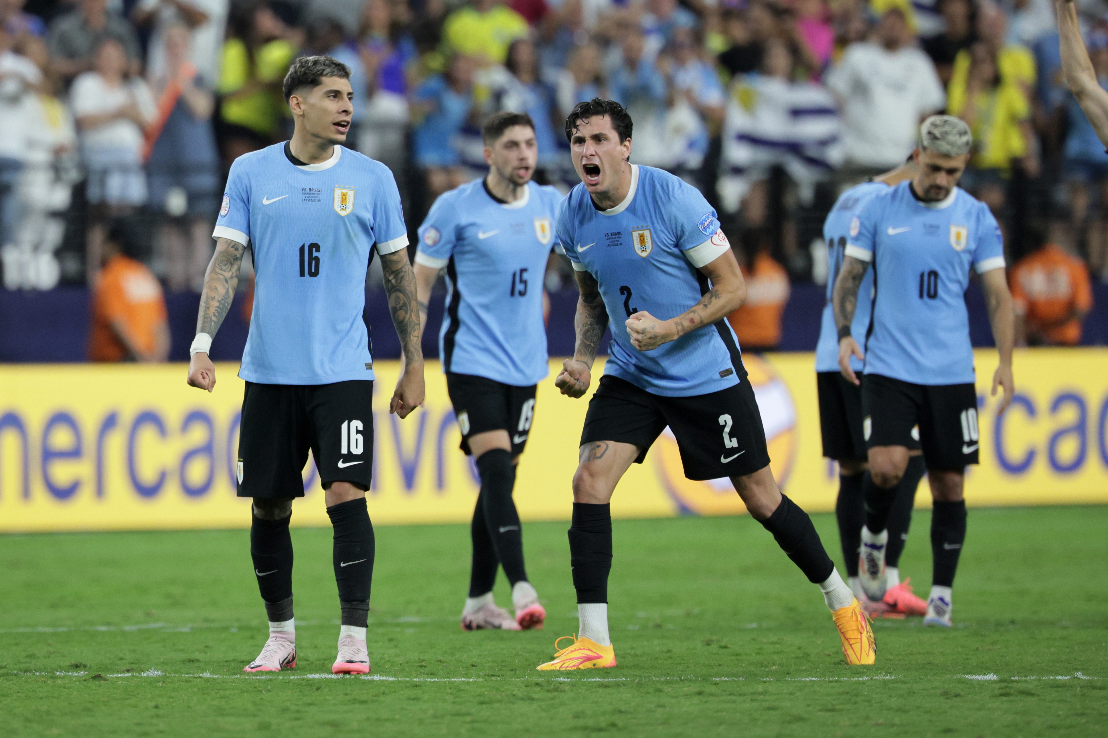 Las Vegas (United States), 07/07/2024.- (L-R) Mathias Olivera of Uruguay, Federico Valverde of Uruguay, Jose Gimenez of Uruguay and Giorgian De Arrascaeta of Uruguay celebrate a score score during the penalty shootout during the CONMEBOL Copa America 2024 Quarter-finals match between Uruguay and Brazil, in Las Vegas, Nevada, USA, 06 July 2024. (Brasil) EFE/EPA/ALLISON DINNER