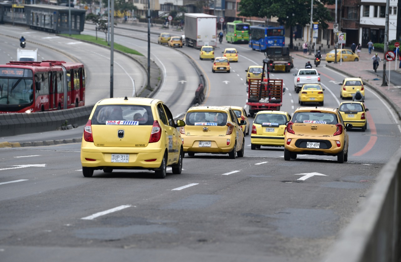 Los taxis fueron otra alternativa de movilidad durante la jornada.
