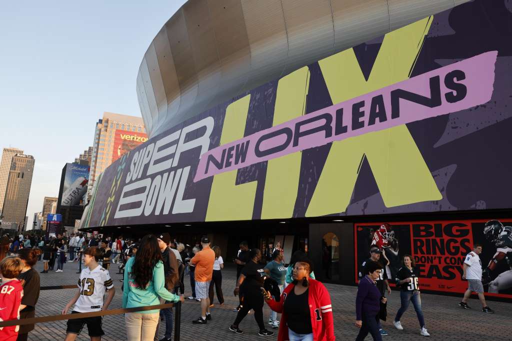 New Orleans (United States), 03/02/2025.- Football fans gather outside during the National Football League's Super Bowl LIX Opening Night event at Caesars Superdome in New Orleans, Louisiana, USA, 03 February 2025. The AFC champion Kansas City Chiefs face the NFC champion Philadelphia Eagles in Super Bowl LIX at Caesars Superdome in New Orleans, Louisiana, on 09 February 2025. (Nueva Orleáns, Filadelfia) EFE/EPA/ERIK S. LESSER