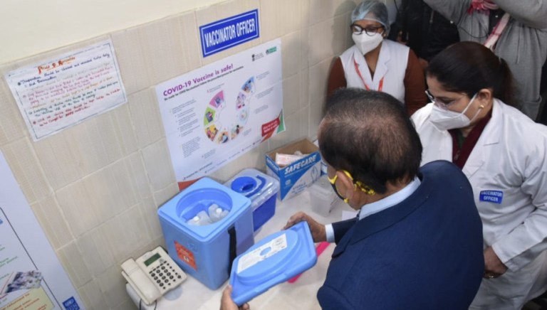 Llueven críticas a la aprobación de la vacuna hecha en India