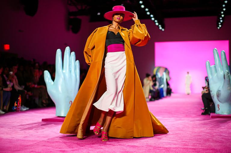 Christian Siriano brilla en la apertura de la Semana de la Moda de Nueva York