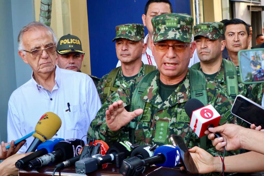 AME2605. CÚCUTA (COLOMBIA), 19/01/2025.- El comandante del Ejército Nacional de Colombia, mayor general Luis Emilio Cardozo (d), habla junto al ministro de Defensa, Iván Velásquez, durante una rueda de prensa este domingo, en Cúcuta (Colombia). El Gobierno colombiano y las Fuerzas Militares están centrados en el envío de ayuda humanitaria y el rescate de personas en riesgo por los combates entre la guerrilla del Ejército de Liberación Nacional (ELN) y una disidencia de las FARC en la convulsa región del Catatumbo, que ha dejado más de 80 muertos, informaron las autoridades. EFE/ Mario Caicedo