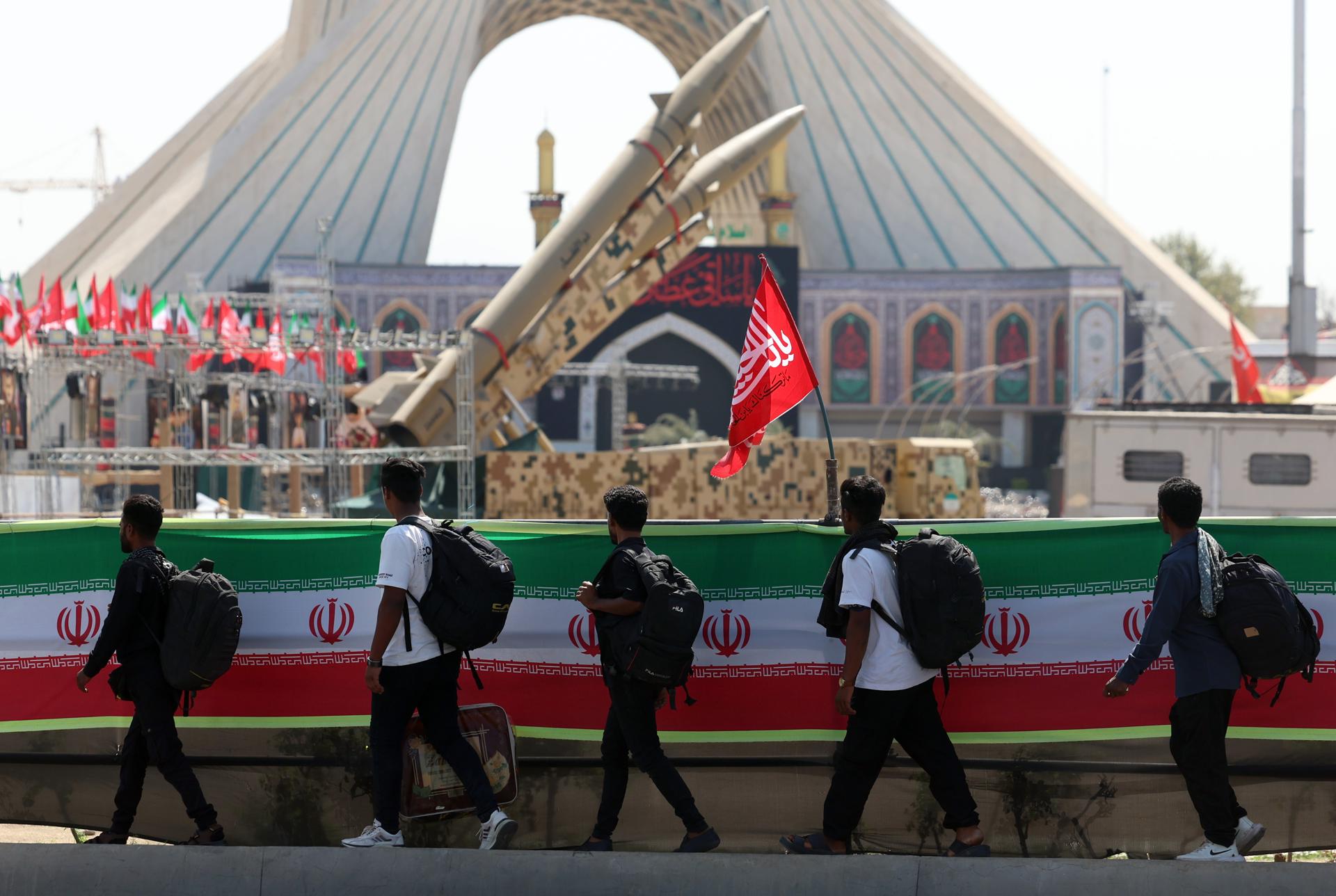 FOTODELDÍA Teherán (Irán), 30/07/2026.- Varias personas caminan junto a misiles iraníes «Zolfaghar» expuestos en la plaza Azadi de Teherán, Irán. Estados Unidos llevó a cabo una intensa oleada de ataques contra decenas de objetivos del Cuerpo de la Guardia Revolucionaria Islámica (CGRI) en Irán el 29 de julio de 2026 en respuesta al intento de ataque con misiles de Teherán contra las fuerzas estadounidenses desplegadas en Oriente Medio el día anterior, según el Comando Central de Estados Unidos (CENTCOM). (Teherán) EFE/EPA/ABEDIN TAHERKENAREH RESTRICCIONES: Prohibido el acceso a medios de comunicación israelíes/canales de televisión en persa fuera de Irán/Estrictamente prohibido el acceso a BBC Persian/VOA Persian/Manoto TV/Televisión Internacional de Irán. (Según lo dispuesto por la Dirección General de Medios de Comunicación Extranjeros de Irán)