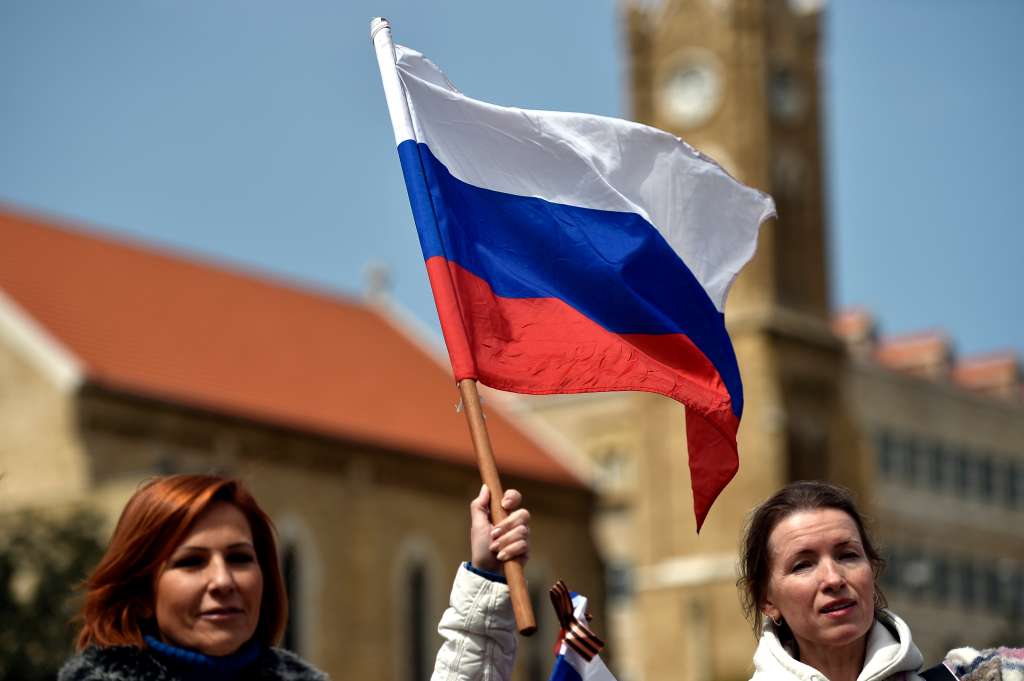 Beirut (Lebanon), 20/03/2022.- Russian women living in Lebanon hold a Russian flag during a pro-Russia protest in front of the headquarters of the United Nations (ESCWA) in downtown Beirut, Lebanon, 20 March 2022. Russian troops entered Ukraine on 24 February prompting the country's president to declare martial law and triggering severe economic sanctions on Russia imposed by Western countries. (Protestas, Líbano, Rusia, Ucrania) EFE/EPA/WAEL HAMZEH