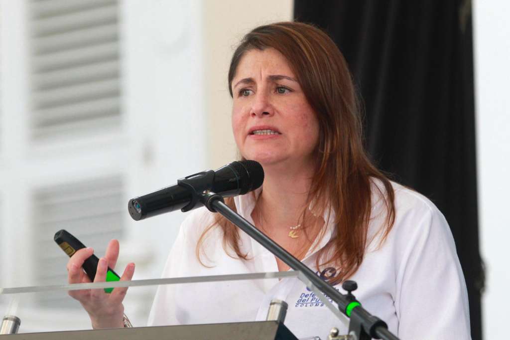CUC400. CÚCUTA (COLOMBIA), 06/05/2025.- La defensora del pueblo de Colombia Iris Marín Ortiz, habla este martes durante su visita a Cúcuta (Colombia). Marín calificó como "positivo" el anuncio del Gobierno de que se instalará en Tibú, en la región del Catatumbo, una Zona de Ubicación Temporal (ZUT) del Frente 33 de las disidencias de las FARC, con el que el Gobierno tiene negociaciones de paz, pero advirtió de los riesgos de dar ese paso. EFE/ Mario Caicedo