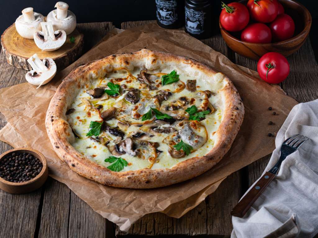 Pizza de pollo con champiñones