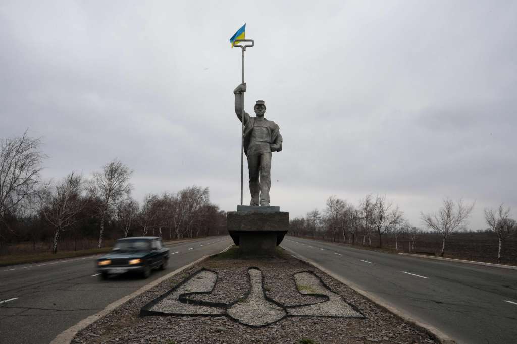 Mariupol se encuentra en el borde de la línea del frente que separa el territorio controlado por el gobierno del supervisado por los separatistas respaldados por Rusia en el bastión rebelde de Donetsk.