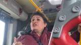 “Canta espectacular”: mujer sorprendió con su voz en Transmilenio