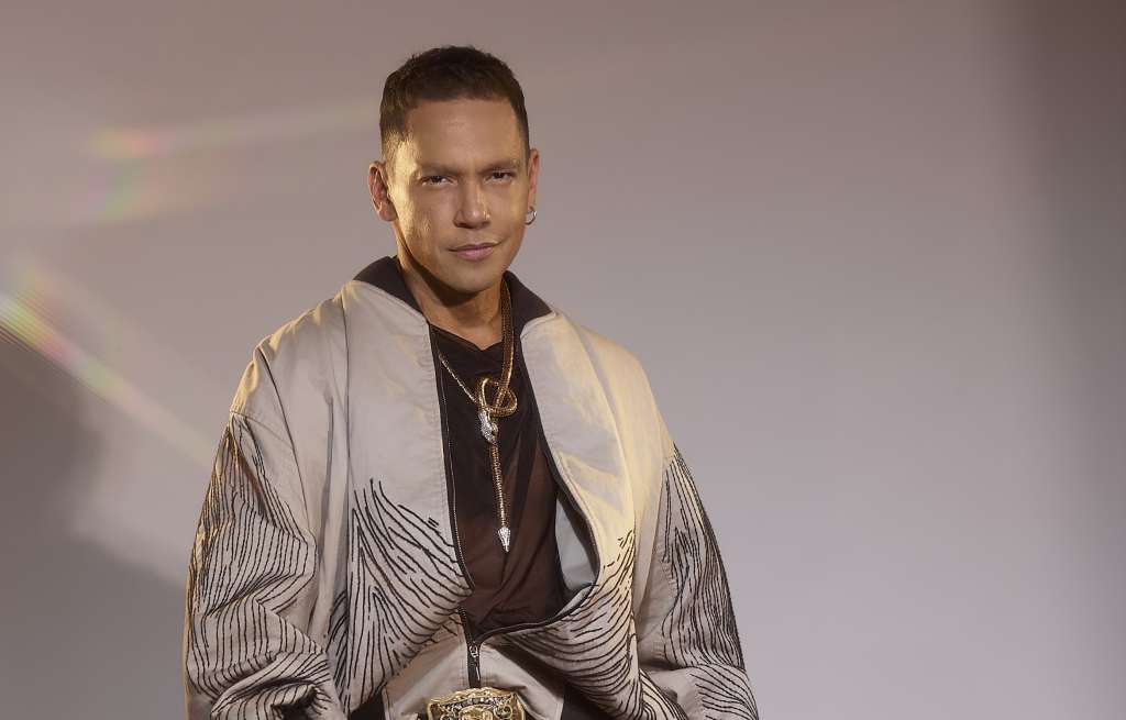 El actor y cantante colombiano reflexiona sobre el comienzo de su carrera artística, su evolución a lo largo de los años y por qué, a pesar de estar alejado de la televisión, vive un momento de plenitud en el mundo de la música y el teatro musical.