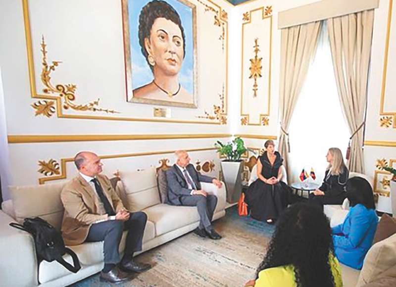 El empresario catalán Manuel Grau, junto al entonces ministro encargado de Cultura, Jorge Ignacio Zorro (hoy embajador de Colombia en Rusia), y la primera dama Verónica Alcocer en Venezuela.