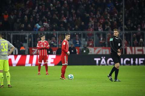 Con James 45 minutos, Bayern ganó y se consolidó como líder de la Bundesliga