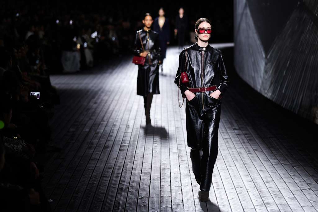 París (Francia), 05/03/2024.- Una modelo presenta una creación de la colección de ropa de mujer Otoño/Invierno 2024/2025 de Chanel, durante la Semana de la Moda de París,este martes.-EFE/TERESA SUAREZ
