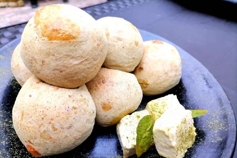 En un recipiente mezcle todos los ingredientes y amase hasta lograr una textura lisa y homogénea. Con las manos forme bolitas del tamaño deseado (recomiendo de unos 40 gramos por bolita). / Cortesía Harry Sasson