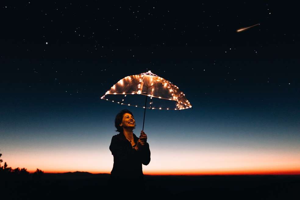 Tauro:
Aunque pueden verse como personas frías y ser duros en ciertas situaciones, los Tauro tienen un lado muy dulce y tierno. Les gusta ser afectuosos y románticos. Aunque eso no necesariamente implique estar abrazando a los demás, a los nacidos bajo este signo les gusta demostrar su cariño con besos y caricias.
Si bien pueden ser celosos y posesivos por su inmenso amor hacia su pareja, los Tauro hacen que esa persona se sienta única y especial gracias a la ternura con que los tratan.