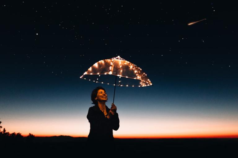 Tauro:
Aunque pueden verse como personas frías y ser duros en ciertas situaciones, los Tauro tienen un lado muy dulce y tierno. Les gusta ser afectuosos y románticos. Aunque eso no necesariamente implique estar abrazando a los demás, a los nacidos bajo este signo les gusta demostrar su cariño con besos y caricias.
Si bien pueden ser celosos y posesivos por su inmenso amor hacia su pareja, los Tauro hacen que esa persona se sienta única y especial gracias a la ternura con que los tratan.