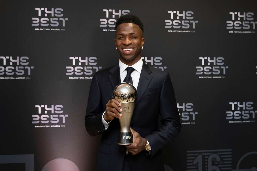 DOHA (CATAR), 17/12/2024.- El jugador del Real Madrid Vinicius Junior posa con el premio al Mejor Jugador, durante la gala de los Premios The Best celebrada este martes en Doha. EFE/FIFA/Serhat Akin SÓLO USO EDITORIAL, PERMITIDO SU USO SÓLO EN RELACIÓN A LA INFORMACIÓN QUE APARECE EN EL PIE DE FOTO (CRÉDITO OBLIGATORIO)