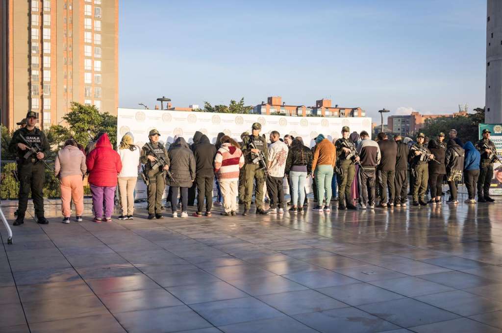 Un operativo conjunto del GAULA de la Policía y la Fiscalía General de la Nación logró la captura de 33 personas y la imputación de seis más por los delitos de concierto para delinquir agravado y extorsión agravada. La investigación, que se extendió durante de 10 meses y analizó más de 4,8 millones de registros bancarios y líneas telefónicas, determinó el entramado criminal de “Los Bautista” les generó rentas de alrededor de COP 17.000 millones, solamente entre 2024 y 2025, a través cientos de cobros extorsivos.