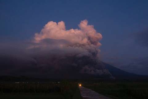Evacuaron 2.000 personas por la erupción del volcán Monte Semeru en Indonesia