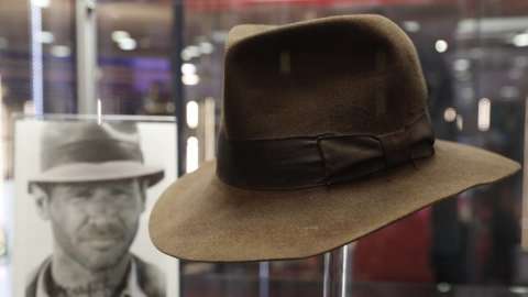 Sombrero de Indiana Jones y androide de “Star Wars”, a subasta en Los Ángeles