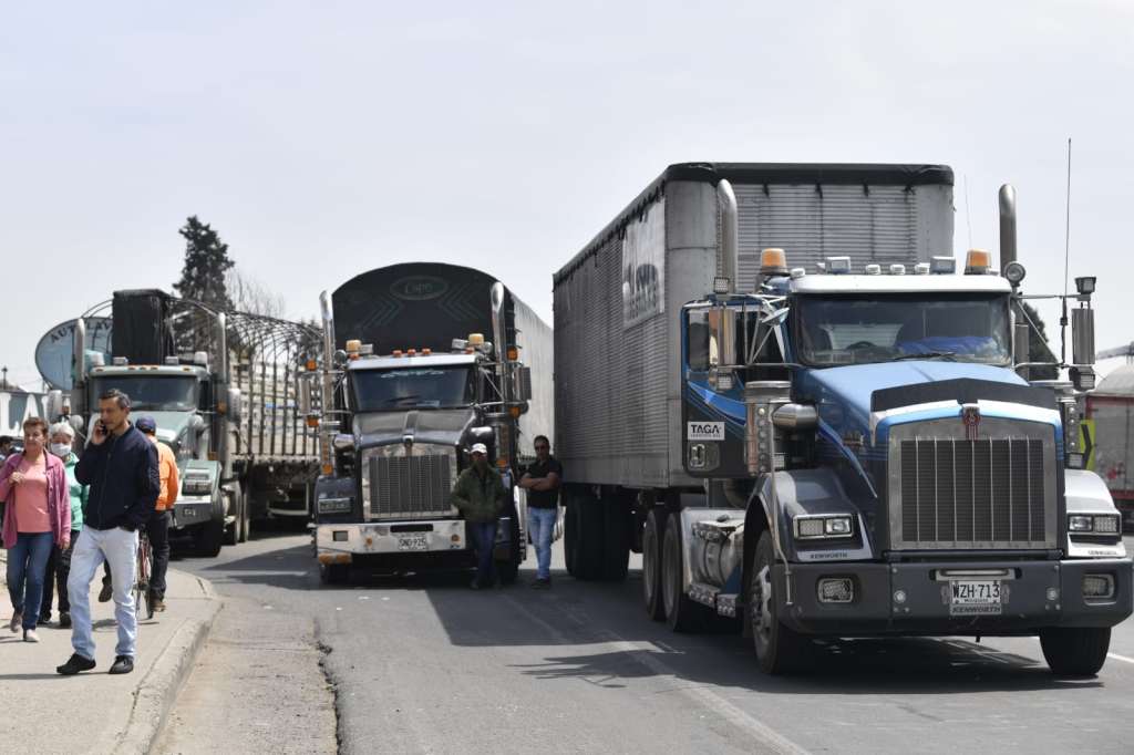 En varias vías del departamento de Cundinamarca también se han reportado bloqueos desde la tarde del lunes que continuaron la madrugada de este martes. La vía a Zipaquirá, la variante de Briceño, la vía al Llano y los corredores viales aledaños a Chía y Ubaté permanecen con bloqueos intermitentes.
