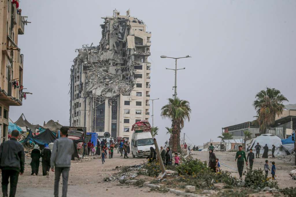 FOTODELDIA CIUDAD DE GAZA (PALESTINA), 20/05/2025.- Vista de un edificio en ruinas en la ciudad de Gaza, en la Franja de Gaza, Palestina este martes. El total de muertos desde que Israel empezara la ofensiva bélica contra Gaza en octubre de 2023, , supera los más de 53.475, la mayoría mujeres y niños, y hay cerca de 121.400 heridos, muchos con amputaciones y lesiones de por vida. EFE/ Mohammed Saber