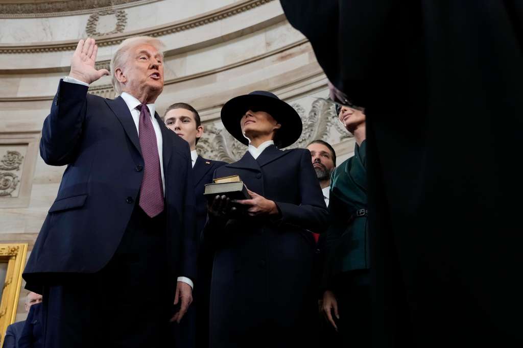 Washington (United States), 20/01/2025.- U.S. President-elect Donald Trump takes the oath of office from U.S. Supreme Court Chief Justice John Roberts during inauguration ceremonies in the Rotunda of the U.S. Capitol in Washington, DC, USA, 20 January 2025. Donald Trump takes office for his second term as the 47th president of the United States. (Estados Unidos) EFE/EPA/Morry Gash / POOL