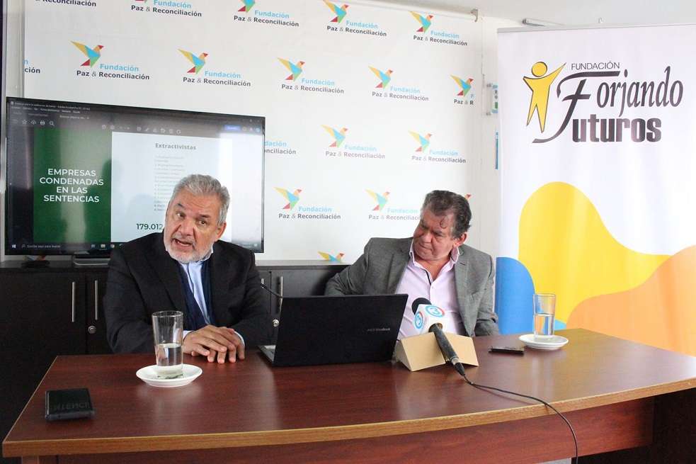 Gerardo Vega, director de la fundación Forjando Futuros, y León Valencia, director la fundación Paz y Reconciliación, en la presentación conjunta de la investigación.