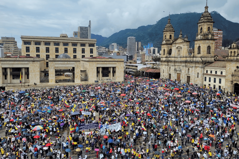 En la jornada de marchas contra el Gobierno del presidente Gustavo Petro este domingo, 21 de abril, salieron a las calles cerca de 250.000 personas.
