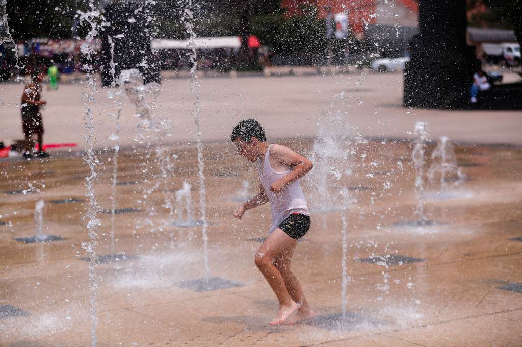MEX8076. CIUDAD DE MÉXICO (MÉXICO), 18/05/2024.- Un niño juega con el agua en una fuente del Monumento a la Revolución, el 17 de mayo de 2024, en Ciudad de México (México). La tercera ola de calor del año en México ocasionará este domingo  temperaturas mayores a los 40 grados en 24 estados del país, más de dos tercios del total de 32, incluyendo 13 con índices superiores a los 45 grados. EFE/Isaac Esquivel