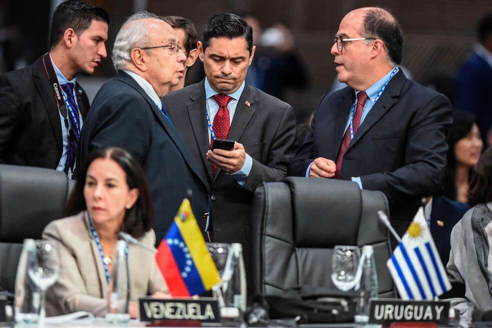 Los representantes de Juan Guaidó en la Asamblea de la OEA. Gustavo Tarre (i), Carlos Vecchio (c) y Julio Borges (d). / AFP