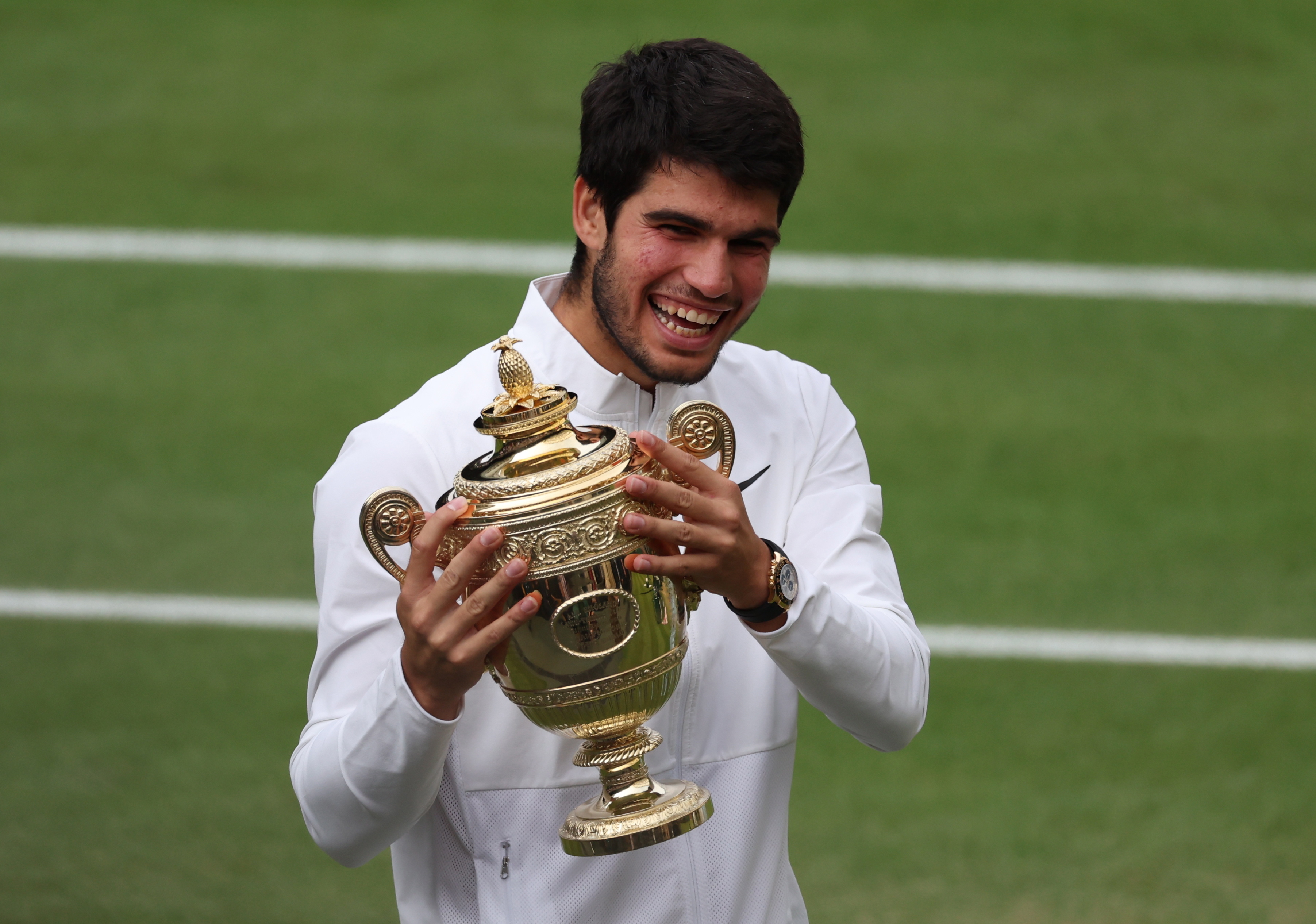 Wimbledon (United Kingdom), 16/07/2023.- Carlos Alcaraz of Spain celebrates with his trophy after winning his Men's Singles final match against Novak Djokovic of Serbia at the Wimbledon Championships, Wimbledon, Britain, 16 July 2023. (Tenis, España, Reino Unido) EFE/EPA/ISABEL INFANTES EDITORIAL USE ONLY