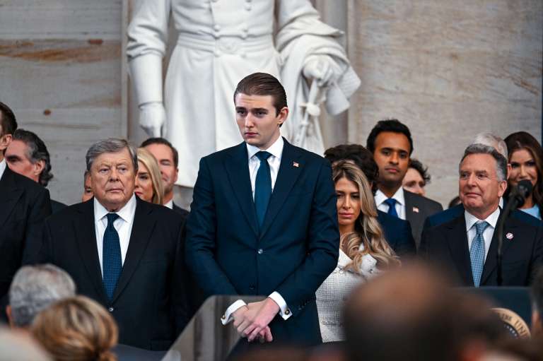 Washington (United States), 20/01/2025.- Barron Trump (C) arrives for the inauguration of Donald Trump as the 47th president of the United States takes place inside the Capitol Rotunda of the U.S. Capitol building in Washington, D.C., USA, 20 January 2025. It is the 60th U.S. presidential inauguration and the second non-consecutive inauguration of Trump as U.S. president. (Estados Unidos) EFE/EPA/KENNY HOLSTON / POOL