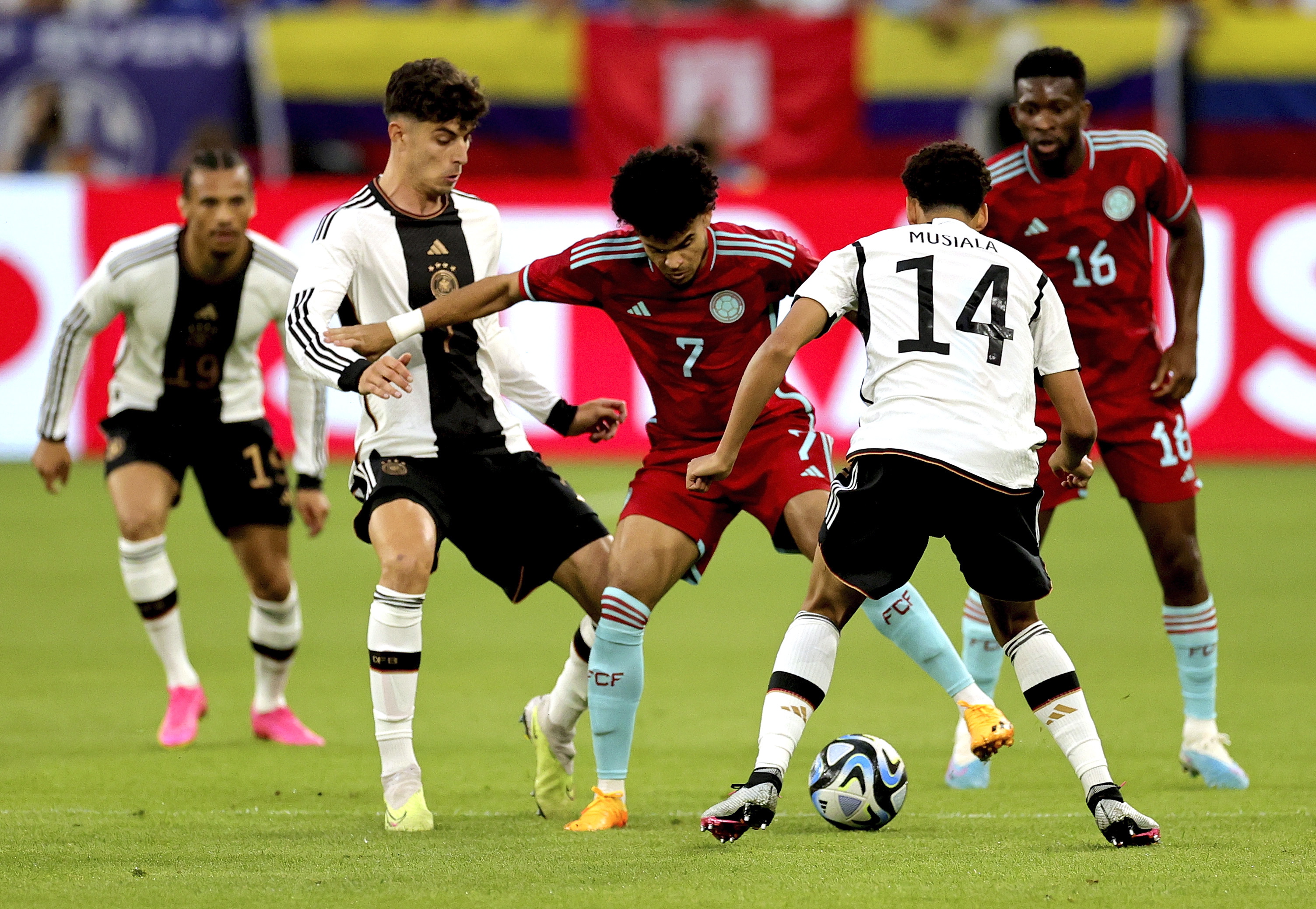 Gelsenkirchen (Germany), 20/06/2023.- Germany's Jamal Musiala (R) and Kai Havertz (L) in action against Colombia'Äôs Luis Fernando Diaz Marulanda (C) during a friendly soccer match between Germany and Colombia in Gelsenkirchen, Germany, 20 June 2023. (Futbol, Amistoso, Alemania) EFE/EPA/FRIEDEMANN VOGEL