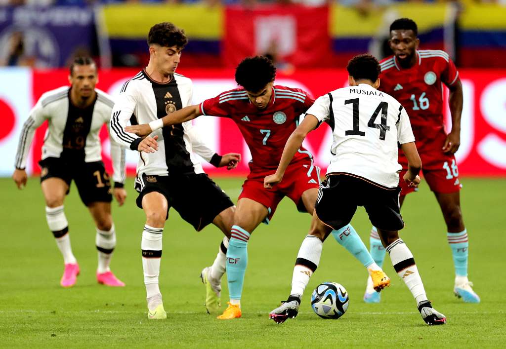 Gelsenkirchen (Germany), 20/06/2023.- Germany's Jamal Musiala (R) and Kai Havertz (L) in action against Colombia'Äôs Luis Fernando Diaz Marulanda (C) during a friendly soccer match between Germany and Colombia in Gelsenkirchen, Germany, 20 June 2023. (Futbol, Amistoso, Alemania) EFE/EPA/FRIEDEMANN VOGEL