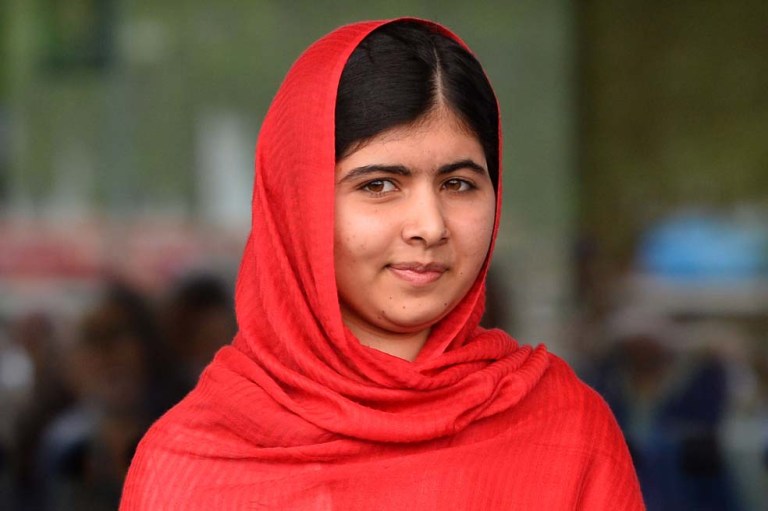 Malala llegó a Pakistán, diez años después de haber sufrido un intento de asesinato