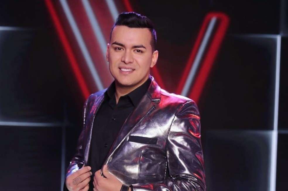 El cantante de música popular descrestó a sus fanáticas con una instantánea donde aparece disfrutando del sol a la salida de una piscina.