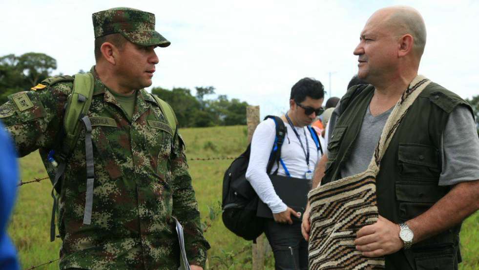 Militar que participa en la verificación del cese al fuego junto al comandante de las Farc, Carlos Antonio Lozada. / Cortesía