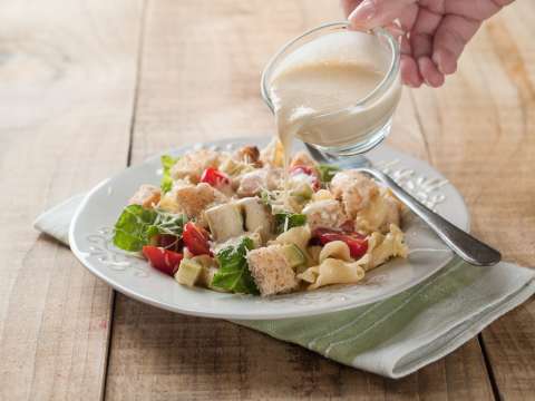 Así se prepara una ensalada de pasta con pollo