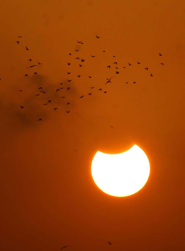 Vista de un eclipse solar parcial desde Karachi, Pakistán.